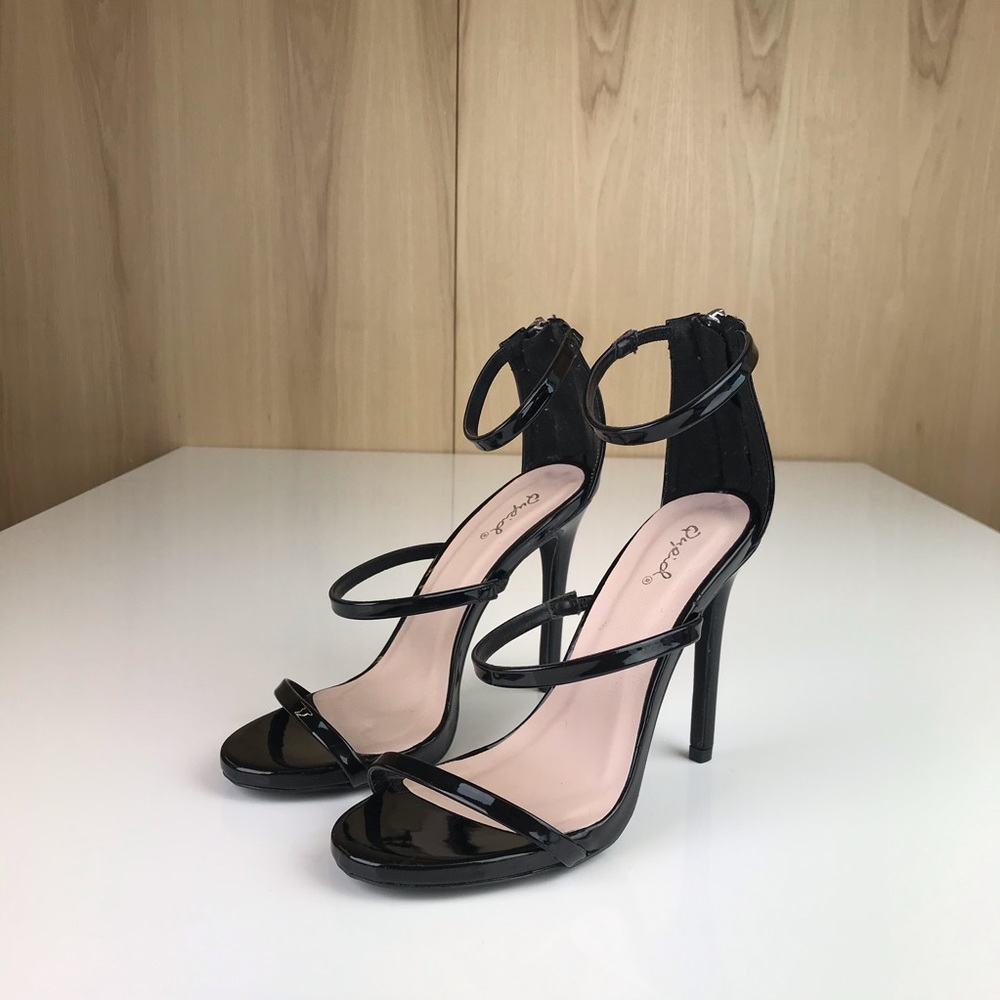 Qupid black shine strap ankle heal Sz US6